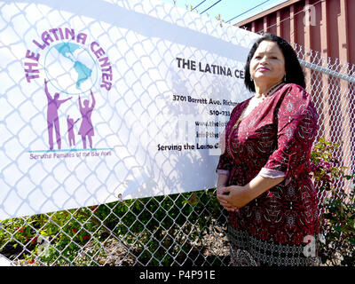 7 juin 2018, Richmond, États-Unis : La tête de la Latina 'Centre', Miriam Wong, s'élève face à une bannière représentant son organisation de l'aide de migrants. Photo : Barbara Munker/dpa Banque D'Images