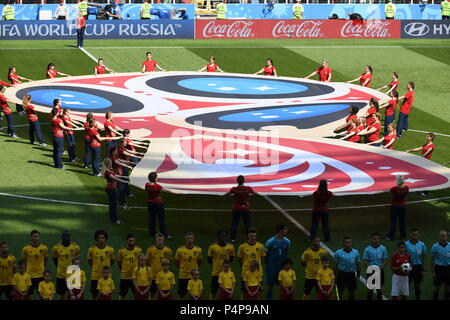 Moscou, Russie. 23 Juin, 2018. Les membres du personnel d'afficher un logo de la Coupe du Monde de Géant avant la Coupe du Monde FIFA 2018 match du groupe G entre la Belgique et la Tunisie à Moscou, Russie, le 23 juin 2018. La Belgique a gagné 5-2. Credit : Wang Yuguo/Xinhua/Alamy Live News Banque D'Images