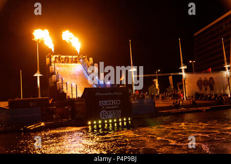 Kiel, Allemagne. 22 Juin, 2018. L'OCÉAN Jump Night Show avec du feu, de la musique et de laser au cours de la Kieler Woche 2018 © Björn Deutschmann/Alamy Live News Banque D'Images