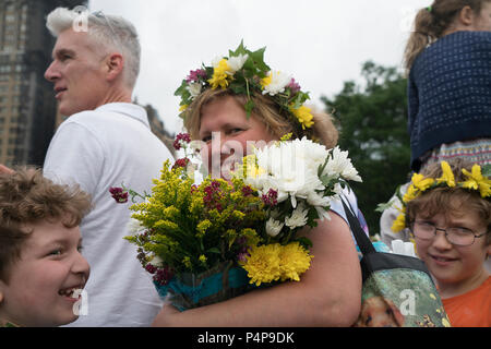 New York, USA. 22 Juin, 2018. Le Midsummer Festival suédois dans Battery Park City's Wagner Park est le plus grand dans la ville de New York et la troisième au monde. Des milliers de personnes assistent à la danse autour du mât, écouter de la musique à violon, manger la nourriture suédoise et faire des couronnes de fleurs pour les cheveux. Cette année, le Stockholms Fiddlers Association de la Suède a rejoint Paul Dahlin violoneux et de l'American Swedish Institute de Minneapolis à jouer pour le festival. (Crédit : Terese Loeb Kreuzer/Alamy Live News) Banque D'Images