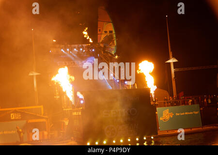 Kiel, Allemagne. 22 Juin, 2018. L'OCÉAN Jump Night Show avec du feu, de la musique et de laser au cours de la Kieler Woche 2018 © Björn Deutschmann/Alamy Live News Banque D'Images