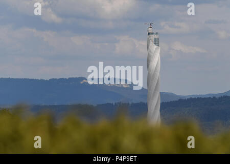 Rottweil, Allemagne. 21 Juin, 2018. Le tour d'essai Thyssenkrupp brille dans le soleil du soir. Thyssenkrupp compte sur ascenseur avec la lévitation magnétique. Crédit : Felix Kästle/dpa/Alamy Live News Banque D'Images