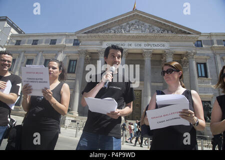 Madrid, Espagne. 23 Juin, 2018. Luis Gonzalo Segura, un ancien lieutenant de l'Armée vu pendant la manifestation.dénonciateurs en Espagne réclament une loi qui protège les plaignants de la corruption contre la corruption de la corruption et le système devant le Congrès des députés. Credit : Lito Lizana SOPA/Images/ZUMA/Alamy Fil Live News Banque D'Images