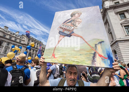 Londres, Royaume-Uni. 23 Juin, 2018. Anti-Brexit protester : plus de 100 000 personnes fréquentent le vote d' 'pro-UE mars pour demander un référendum sur le mandat de deux ans Brexit sur de la voix. Crédit : Guy Josse/Alamy Live News Banque D'Images