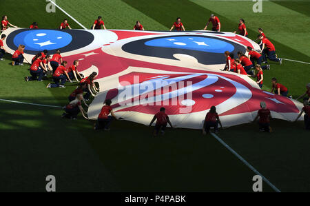 Moscou, Russie. 23 Juin, 2018. Les membres du personnel d'afficher un logo de la Coupe du Monde de Géant avant la Coupe du Monde FIFA 2018 match du groupe G entre la Belgique et la Tunisie à Moscou, Russie, le 23 juin 2018. La Belgique a gagné 5-2. Credit : Wang Yuguo/Xinhua/Alamy Live News Banque D'Images