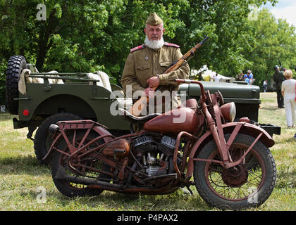 La Seconde Guerre mondiale, ancien combattant soviétique portant un uniforme militaire ancien authentique avec moto Harley Davidson, le Mosin fusil, trois lignes WillysMB Banque D'Images