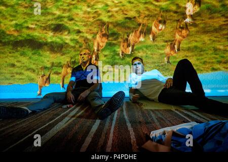 Titre original : T2 : TRAINSPOTTING. Titre en anglais : T2 : TRAINSPOTTING. Directeur du film : DANNY BOYLE. Année : 2017. Stars : EWAN MCGREGOR, Jonny Lee Miller. Credit : CLOUD HUIT FILMS/ADN/FILMS Films de décibels/Tristar Pictures / Album Banque D'Images