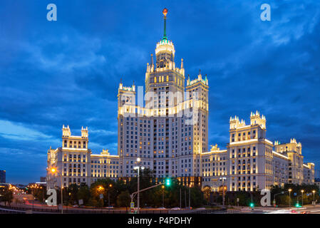 Haut bâtiment résidentiel sur remblai Kotelnicheskaya allumé au crépuscule. Moscou, Russie. Banque D'Images