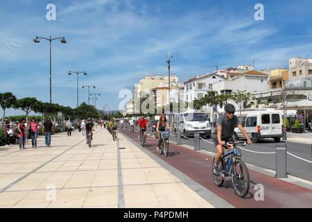 Les gens font du vélo dans la piste cyclable à Cambrils. Province de Tarragone, Catalogne, Espagne. Banque D'Images