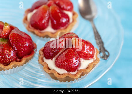 Tartelettes aux fraises et crème. Dessert avec des fruits frais. Banque D'Images