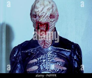 Titre original : HELLRAISER. Titre en anglais : HELLRAISER. Directeur de film : Clive Barker. Année : 1987. Stars : NICHOLAS VINCE. Credit : CINEMARQUE-FILM FUTURES/NOUVEAU MONDE / Album Banque D'Images