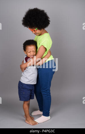 Beaux jeunes frère et sœur africaine hugging Banque D'Images