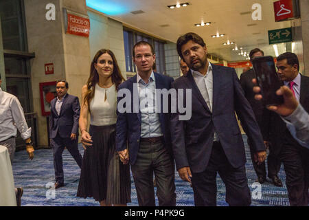 Ricardo Anaya, candidat à la présidence du Mexique pour le parti d'Action Nationale (PAN), tient la main de son épouse Carolina Martinez, lorsqu'ils entrent dans un événement nommé ÔCandidates Vision 18/24MX forum Õ organisé par l'Financiero et Bloomberg, le jeudi 24 mai 2018, dans la ville de Mexico, Mexique. Banque D'Images