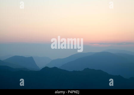 Coucher de soleil sur la lande de Borrowdale du sommet de soulever dans le Lake District, UK Banque D'Images