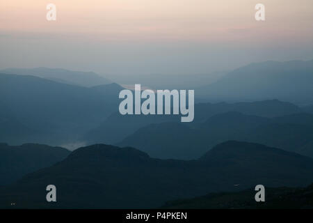 Coucher de soleil sur la lande de Borrowdale du sommet de soulever dans le Lake District, UK Banque D'Images