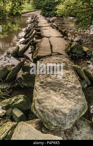 Météo France -le 21 juin, le jour le plus long, le vent renforce à l'aube l'effacement du cloud permettant au soleil d'éclairer l'historique Tarr suit sur le Ri Banque D'Images