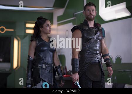 Titre original : THOR : RAGNAROK. Titre en anglais : THOR : RAGNAROK. TAIKA WAITITI : Directeur du film. Année : 2017. Stars : TESSA THOMPSON ; CHRIS HEMSWORTH. Les studios MARVEL/crédit : WALT DISNEY PICTURES / Album Banque D'Images