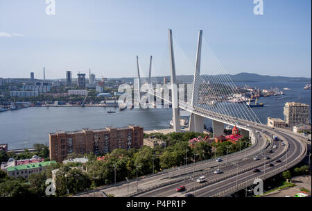 Vue sur le pont d'or construit sur la baie de la Corne d. La Russie, Vladivostok. Banque D'Images