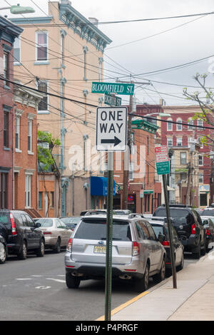 Panneau à sens unique à la jonction de Bloomfield et de la huitième rue à Hoboken New Jerse Banque D'Images