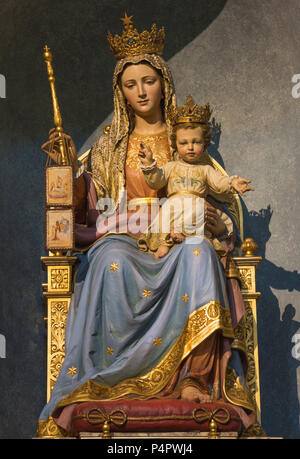 Parme, Italie - 17 avril 2018 : La statue polychrome sculpté de la Madonna de scapulaire avec l'enfant à l'église Chiesa di Santa Teresa. Banque D'Images