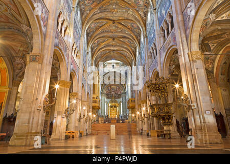 Parme, Italie - 16 avril 2018 : La nef de cathédrale - Dome - Assomption de la Bienheureuse Vierge Marie. Banque D'Images