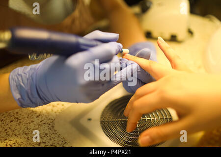 Processus de nettoyage manucure, ongles par une fraise. Close up Banque D'Images