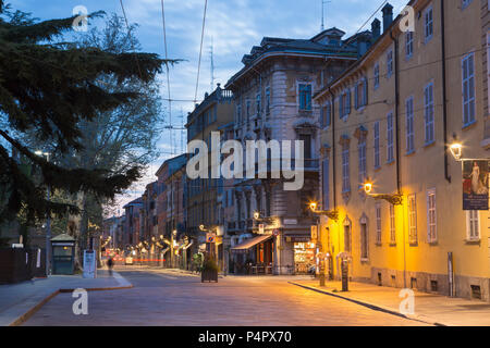 Parme, Italie - 18 avril 2018 : La rue de la vieille ville au crépuscule. Banque D'Images