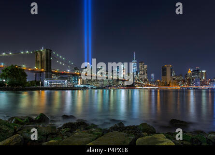 Le 11 septembre 2001 en hommage à des feux de pont de Brooklyn et Manhattan Skyline, New York, United States Banque D'Images