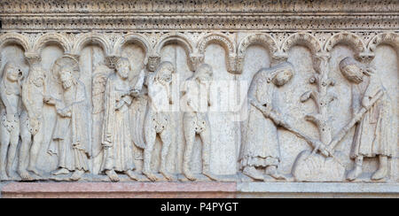 MODENA, ITALIE - 14 avril 2018 : le soulagement de romane expulsion du paradis sur la façade du Duomo di Modena. Banque D'Images