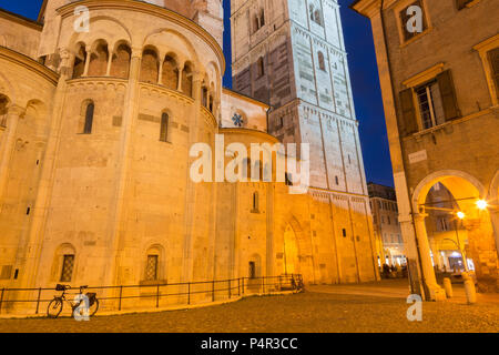 Modena - Le Duomo (cathédrale Metropolitana di Santa Maria Assunta e San Geminiano) au crépuscule. Banque D'Images