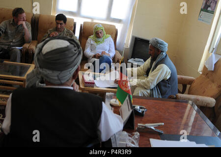 Nancy Abella, représentant du Département d'état civil et chef d'équipe pour l'Équipe provinciale de reconstruction Farah (deuxième à droite), rencontre avec les membres du Conseil Provincial de Farah pendant un chef de l'engagement dans la province de Farah, de la ville de Farah, l'Afghanistan le 7 juin 2008. PRT Farah est une unité de soldats, marins et aviateurs canadiens travaillant avec divers organismes gouvernementaux et non gouvernementaux chargés de faciliter la gouvernance et la stabilité dans la région en travaillant main dans la main avec les autorités locales et le Gouvernement de la République islamique d'Afghanistan. Le but de l'ERP est de promouvoir le gouvernement afghan Banque D'Images