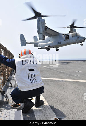 Golfe d'ADEN (sept. 19, 2012) Une MV-22B Osprey affecté à rotors basculants moyen maritime (VMM) de l'Escadron 261 (renforcée) décollera depuis la cabine de pilotage du navire de débarquement quai amphibie USS Gunston Hall (LSD 44). Gunston Hall et de l'entrepris 24e Marine Expeditionary Unit (24e MEU) font partie de l'Iwo Jima groupe amphibie, déployés à l'appui d'opérations de sécurité maritime et les efforts de coopération en matière de sécurité dans le théâtre dans la 5e Flotte des États-Unis zone de responsabilité. Banque D'Images