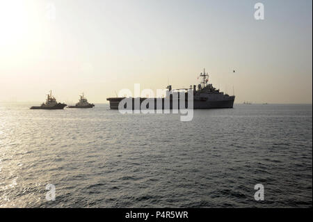 MINA SALMAN, Bahreïn (30 sept. 202012) Base d'étape de l'avant à flot (AFSB) rapport intérimaire (I) USS Ponce quitte Mina Salman, Bahreïn pour la phase deux de l'exercice international de la lutte contre les mines. IMCMEX 12 marines comprend de plus de 30 pays se concentrer à promouvoir la sécurité régionale par des mesures de déminage operatins dans la 5e Flotte des États-Unis zone de responsabilité. Banque D'Images