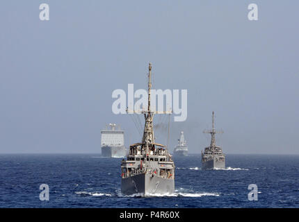 Golfe d'Oman (30 sept. 20, 2012) La Royal Fleet Auxiliary navire d'assaut amphibie de demandes La Baie de Cardigan (L3009), à gauche, la lutte contre le USS Sentry (MCM 3), la British Royal Navy destroyer HMS Diamond (D 34), et la lutte contre le USS Devastator (MCM 6) transit en formation dans le golfe d'Oman. La force de la coalition est en fonctionnement à l'appui de la lutte contre l'exercice (IMCMEX) 2012 dans le cadre de Task Force Sud. IMCMEX 12 marines comprend de plus de 30 pays et se concentre sur la promotion de la sécurité régionale par la lutte contre les mines dans les opérations Banque D'Images