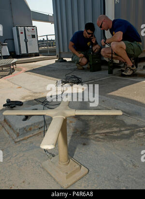 5ème ZONE DE RESPONSABILITÉ DE LA FLOTTE (sept. 23, 2012) Chef Technicien des explosifs et munitions Chris Gardiner, droit, de systèmes d'information et de 2e classe Giabao Pham, tous deux assignés à Combined Task Group 56.1, effectuer une vérification des communications par satellite au cours de l'exercice 2012 contre les mines (IMCMEX 12). IMCMEX 12 marines comprend de plus de 30 pays dont l'objectif est de promouvoir la sécurité régionale par les opérations de lutte contre les mines dans la 5e Flotte des États-Unis zone de responsabilité. La Marine américaine est constamment déployés pour préserver la paix, protéger le commerce, et de Banque D'Images