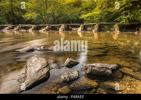 Météo France -le 21 juin, le jour le plus long, le vent renforce à l'aube l'effacement du cloud permettant au soleil d'éclairer l'historique Tarr suit sur le Ri Banque D'Images