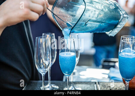 Des cocktails au restaurant. Blue cocktails dans le club. Ensemble de cocktail sur le bar à cocktails préparation bleu. Banque D'Images