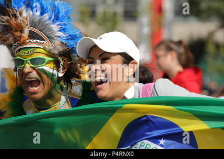 Saint-pétersbourg, Russie - 22 juin 2018 : les fans de football brésilien allant au stade de Saint-Pétersbourg pour soutenir leur équipe dans le match de Coupe du Monde Banque D'Images