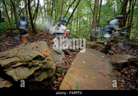 Terrain montagneux touchés plus que juste la randonnée et la gestion d'événements, comme les motards dans la course de 10K ont été forcés d'abandonner équitation pour soulever leurs vélos par-dessus de gros cailloux sur leur chemin. Banque D'Images