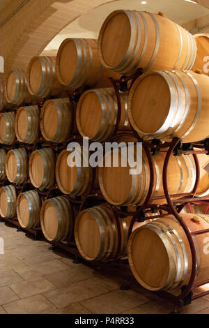 La production de vin bio moderne usine en Italie, acier inox réservoirs utilisés pour la fermentation des raisins Banque D'Images