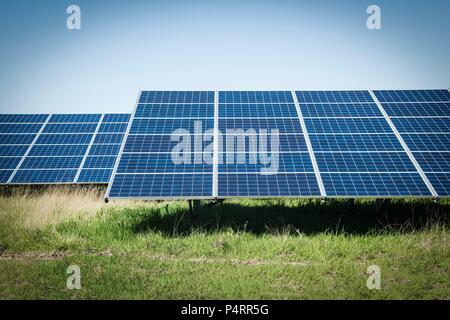 Des rangées de panneaux solaires solar farm dans le Nord du Pays de Galles, Royaume-Uni. Banque D'Images