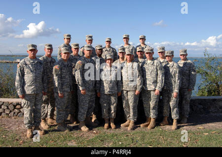 GUANTANAMO BAY, Cuba - Les membres de la 107e Détachement des affaires publiques mobiles se rassemblent pour une photo avant de partir de la station navale des États-Unis à Guantanamo Bay après avoir été ici sur le déploiement d'une année à l'appui de la Force opérationnelle interarmées de Guantanamo, le 8 janvier 2010. La 107ème MPAD appuyé bon nombre de missions d'opérations de déploiement, dont les relations avec les médias, de l'information de commande, l'information du public, de la radiodiffusion et des commissions militaires. Guantanamo la foi mène sûr, humain, juridique et transparent le soin et la garde des détenus, y compris ceux qui ont été condamnés par une commission militaire et ceux commandés libéré par un tribunal. La foi con Banque D'Images