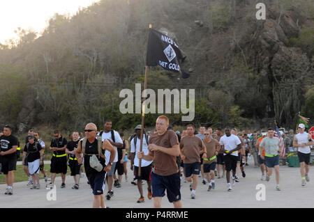 GUANTANAMO BAY, Cuba - Service membres affectés à la Force opérationnelle Guantanamo et les membres de la station de la Marine américaine Guantanamo Bay Community Inscrivez-vous ensemble pour exécuter 11,5 miles à la mémoire de quatre gardes nationaux de l'Armée de Rhode Island de la 115e Compagnie de Police militaire qui a fait le sacrifice ultime dans l'exercice de leurs fonctions durant l'opération Iraqi Freedom, le 23 avril 2010. Environ 180 membres du service et les résidents ont participé à l'événement. La 115e Compagnie de Police militaire est ici sur une année d'assurer la sécurité au déploiement FOI Guantanamo. Guantanamo la foi mène sûr, humain, juridique et trans Banque D'Images