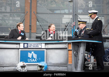 Philadelphie, Pennsylvanie (déc. 9, 2017) Le chef des opérations navales (ONC) Adm. John Richardson et Chef du personnel de l'Armée Le Général Mark Milley, tenir un entretien avec CBS Sports au 2017 Army-Navy Football jeu de Philadelphie. C'était la 118e réunion entre l'académie navale des États-Unis et les aspirants de l'armée américaine Academy Black Knights, avec la défaite de l'Armée Marine 14-13. Banque D'Images