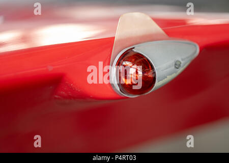 Ailes d'un avion avec le feu de position rouge Banque D'Images