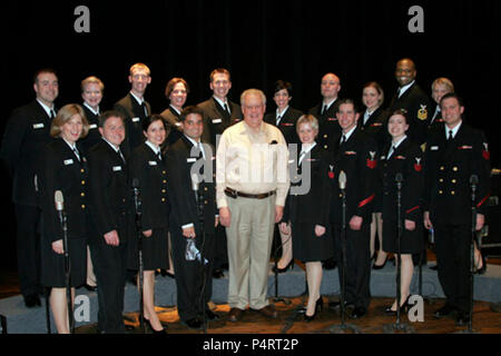 HUBER, Géorgie (2 mars 2010) Senior chef des chantres (ret.) Chuck Huber, ancien membre de la U.S. Navy Band's Sea chalumeaux chorus, pose avec le groupe courant après un concert dans la chapelle à l'Université Mercer Willingham à Macon, Géorgie. La mer chalumeaux sont sur un 18 jour la tournée de concerts au sud-est des États-Unis. Banque D'Images