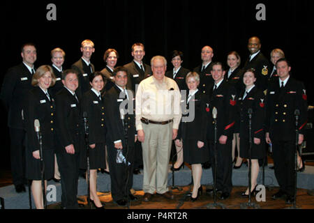 HUBER, Géorgie (2 mars 2010) Senior chef des chantres (ret.) Chuck Huber, ancien membre de la U.S. Navy Band's Sea chalumeaux chorus, pose avec le groupe courant après un concert dans la chapelle à l'Université Mercer Willingham à Macon, Géorgie. La mer chalumeaux sont sur un 18 jour la tournée de concerts au sud-est des États-Unis. Banque D'Images