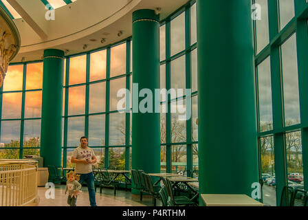 Syracuse Ny, Nov 6, 2017 : une vue de côté du hall de Destiny USA Carousel Mall. Banque D'Images