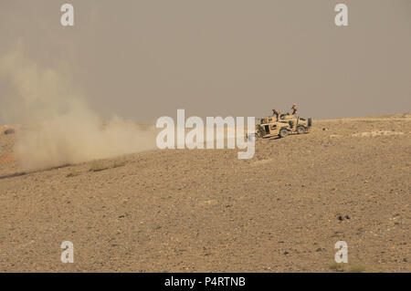 Darulaman, l'Afghanistan (2 septembre 2010) - Les soldats de l'Armée nationale afghane le feu des mitrailleuses de calibre .50 à partir de la forte mobilité polyvalents pour les véhicules à roues (HMMWVs) en tant que conseillers de l'armée britannique à partir de la formation de l'OTAN à l'infanterie Mission-Afghanistan observer l'école en direction de Darulaman. L'école enseigne les tactiques d'infanterie soldats afghans et les forme sur les armes, y compris des mortiers, armes collectives et canons sans recul. Banque D'Images