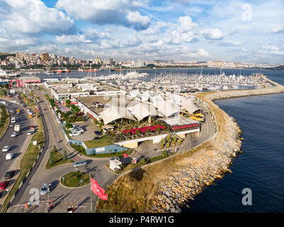 Istanbul, Turquie - 23 Février 2018 : drone aérien Vue du port de plaisance de Pendik Istanbul Station / Marin Turk. Vue sur la ville. Banque D'Images